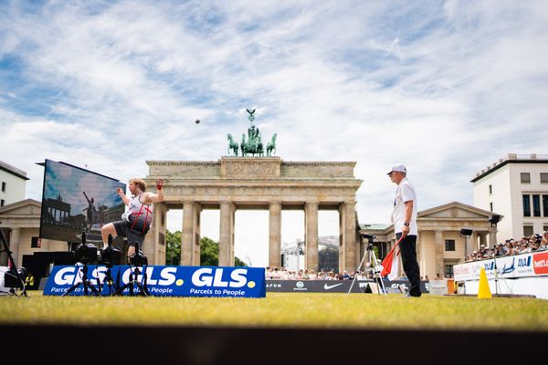 Silas Ristl (LAC Essingen) beim Kugelstossen waehrend der deutschen Leichtathletik-Meisterschaften auf dem Pariser Platz am 24.06.2022 in Berlin